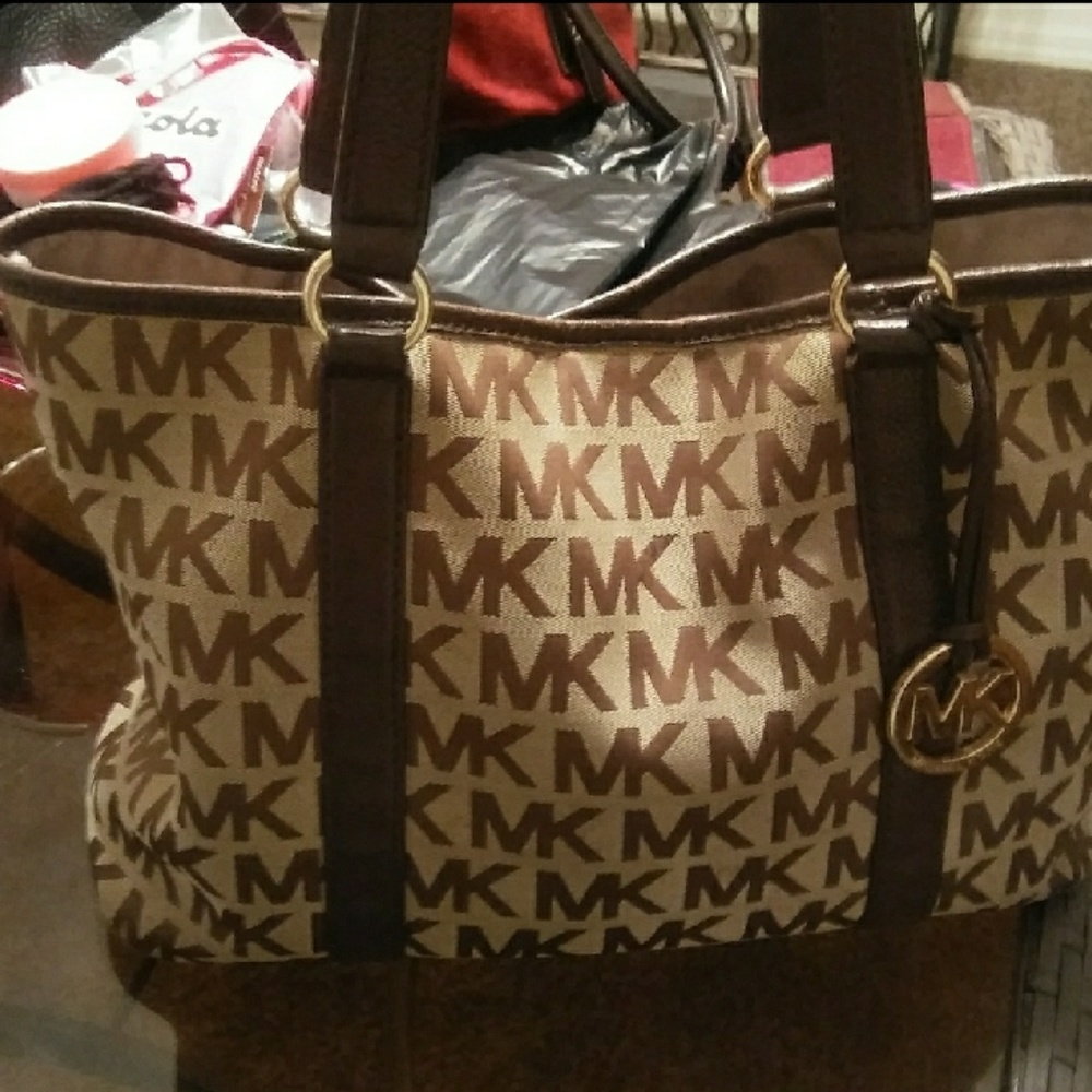 Michael kors purse and coach coach purses
1 mk pur